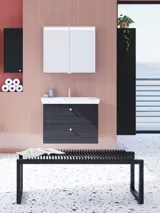 Grote badkamerinspiratie met badkamermeubels in Black Structure met elegante wastafels en mooie spiegelkasten met geïntegreerde verlichting, terrazzovloer en rode muren en tegels voor een moderne look.