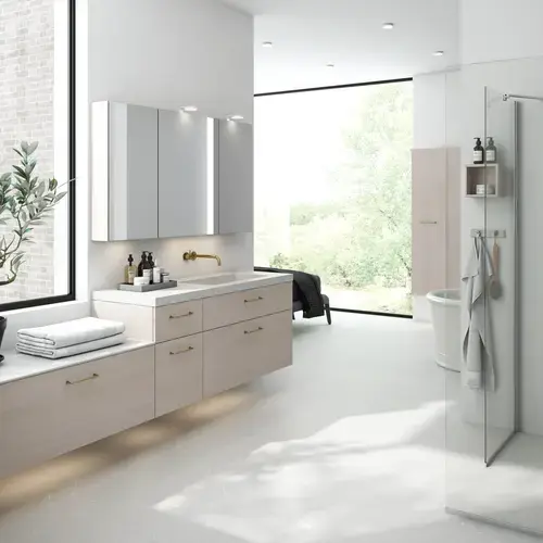 Lichte en fijne badkamer met douchehoek en silestone werkblad