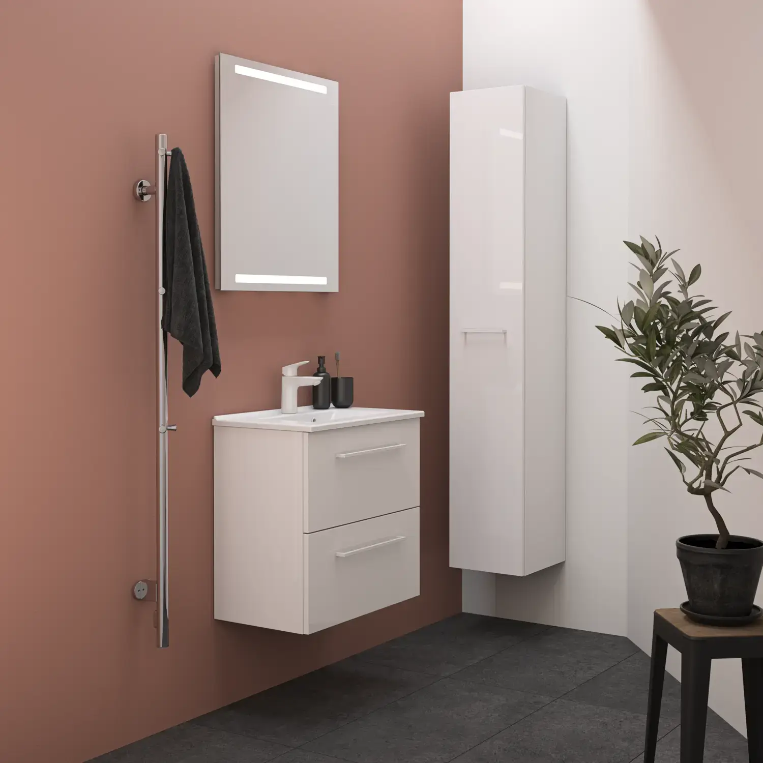 Kleine badkamer inspiratie met witte badkamermeubels met witte handgrepen, elegante wastafel en mooie spiegel met geïntegreerd licht, grote grijze tegels en roze muur voor een moderne look.