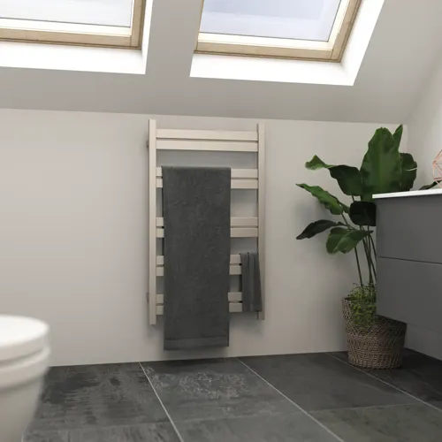Badkamer met schuine muren inspiratie met een stijlvolle elektrische handdoekverwarmer die niet alleen een esthetisch element aan de badkamer toevoegt, maar ook de handdoeken heerlijk warm maakt.