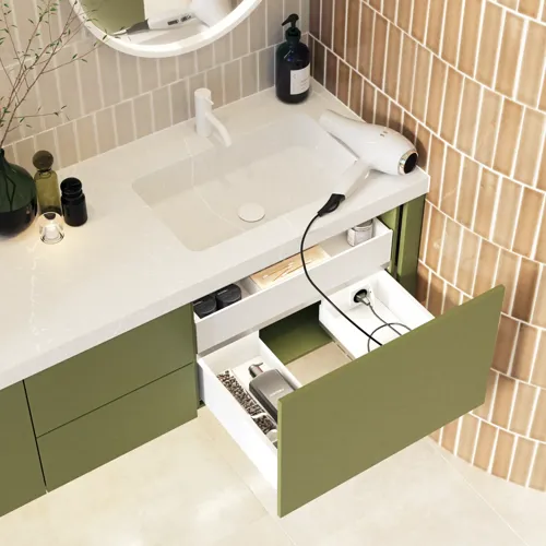 Grote en luxe badkamer met mooie ovale spiegels en mooie tegels in natuurlijke kleuren