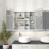 Romantische badkamer inspiratie met spiegelkast met praktische en sierlijke opbergoplossingen, dubbele vrijstaande wastafels op een stenen aanrechtblad.