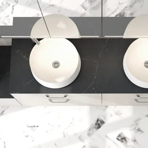 Romantische badkamer inspiratie met spiegelkast met praktische en sierlijke opbergoplossingen, dubbele vrijstaande wastafels op een stenen aanrechtblad.