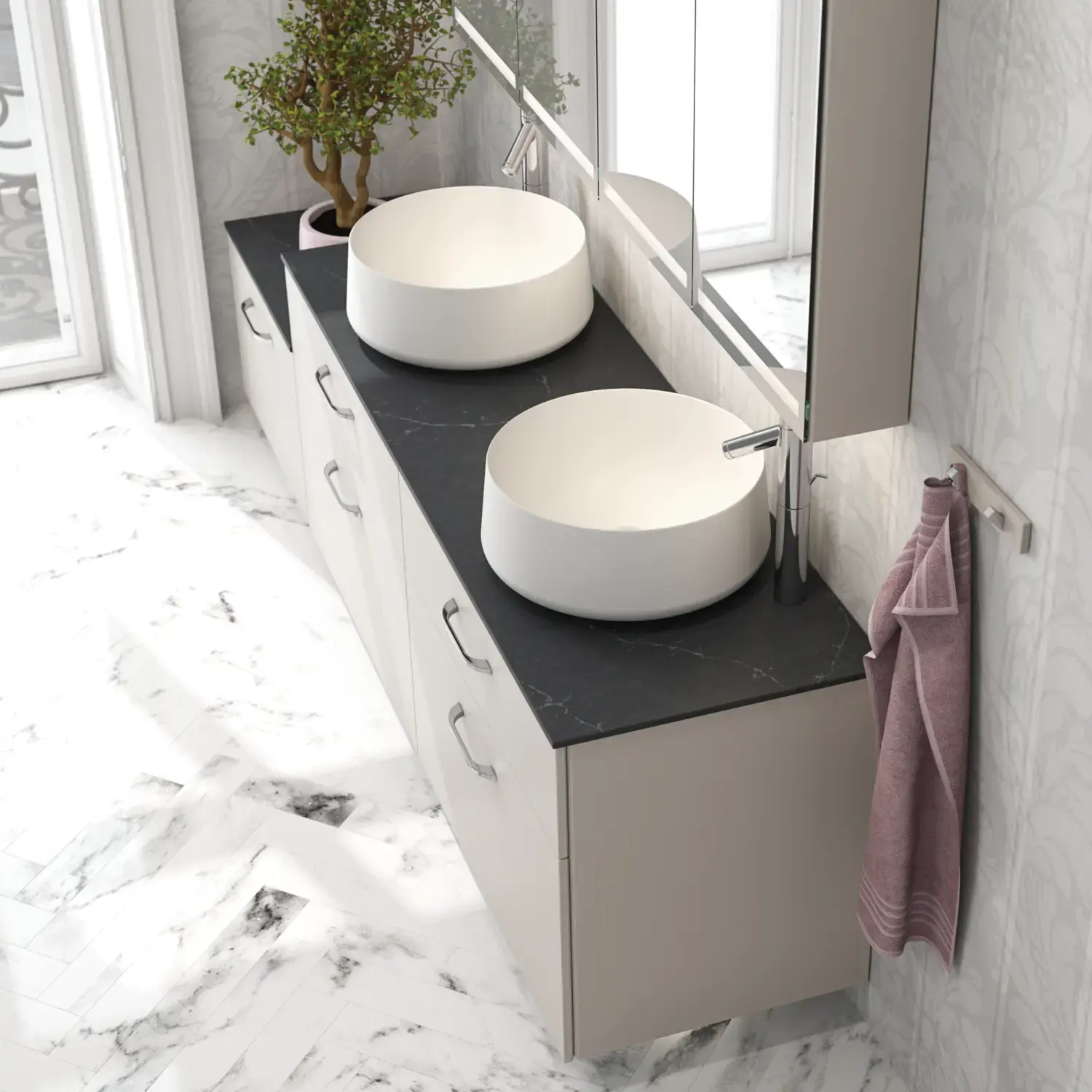 Romantische badkamer inspiratie met spiegelkast met praktische en sierlijke opbergoplossingen, dubbele vrijstaande wastafels op een stenen aanrechtblad.