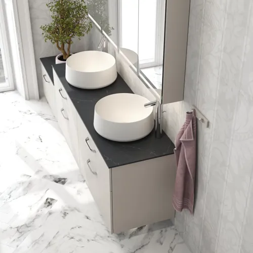 Romantische badkamer inspiratie met spiegelkast met praktische en sierlijke opbergoplossingen, dubbele vrijstaande wastafels op een stenen aanrechtblad.