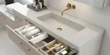 Lichte en fijne badkamer met douchehoek en silestone werkblad