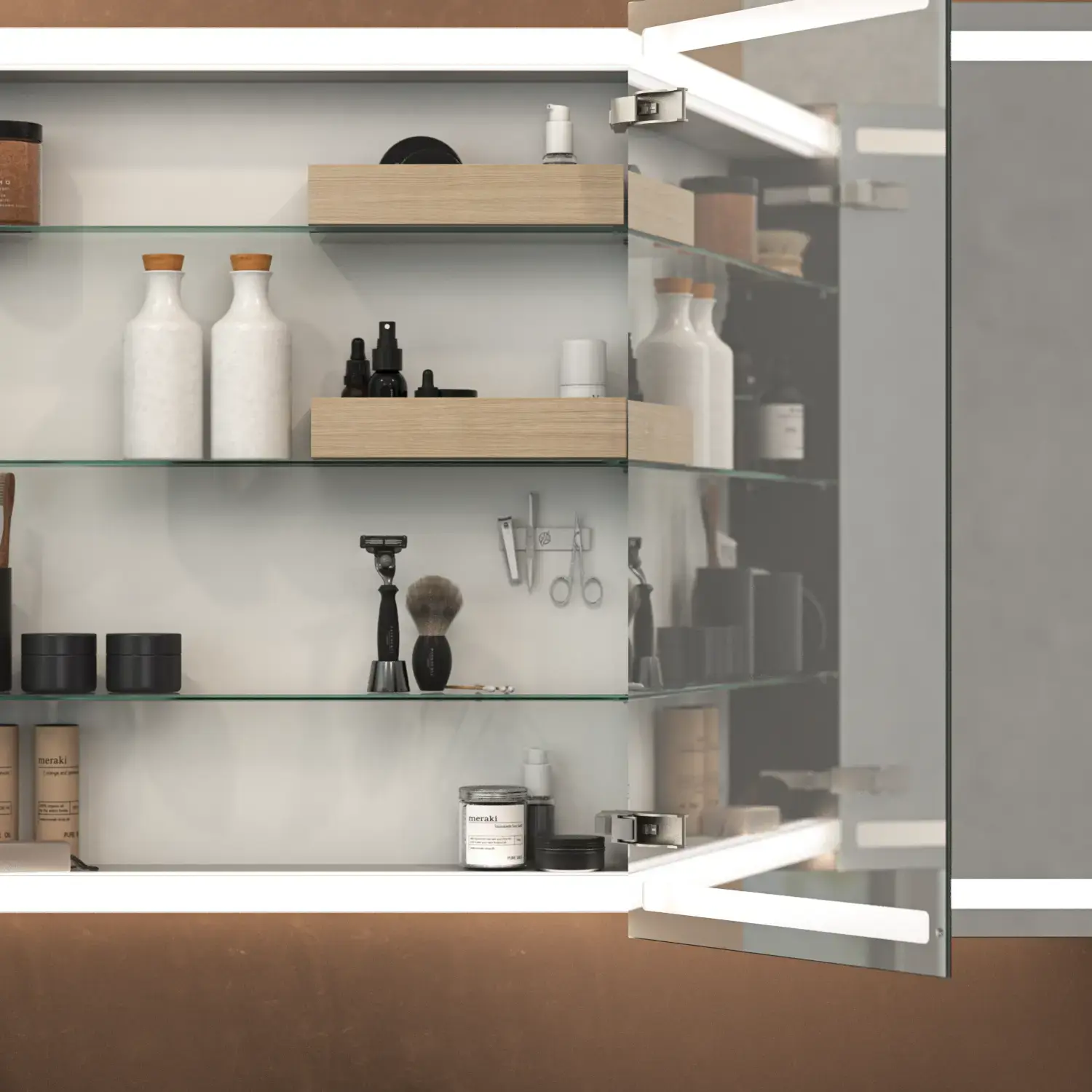 Grote, elegante badkamer met donkere kleuren, stijlvolle spiegelkast met geïntegreerde verlichting en luxe stenen werkblad.