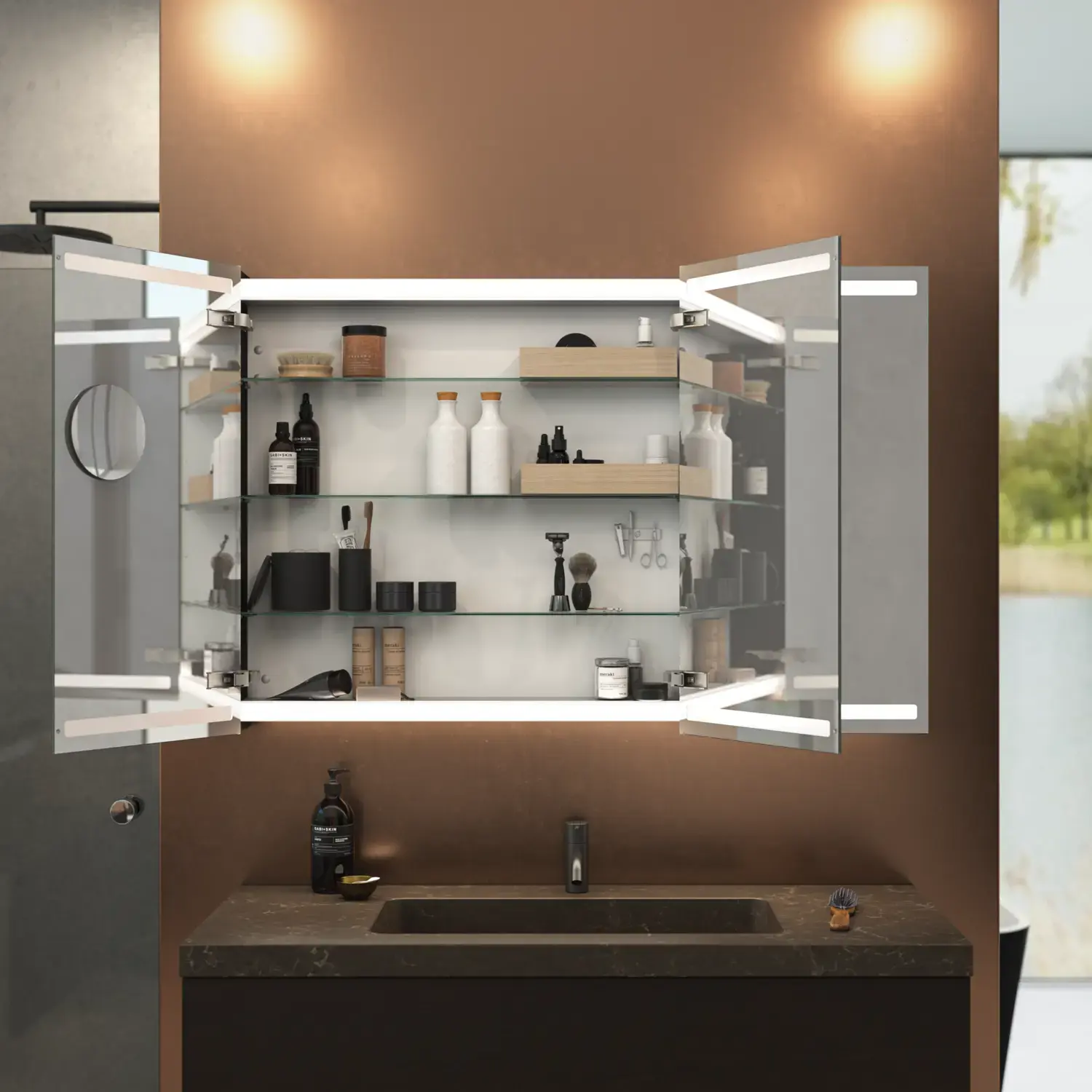 Grote, elegante badkamer met donkere kleuren, stijlvolle spiegelkast met geïntegreerde verlichting en luxe stenen werkblad.