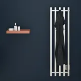 Stijlvolle badkamer met donkerblauwe muren, elektrische handdoekwarmer en roestkleurige houten plank.