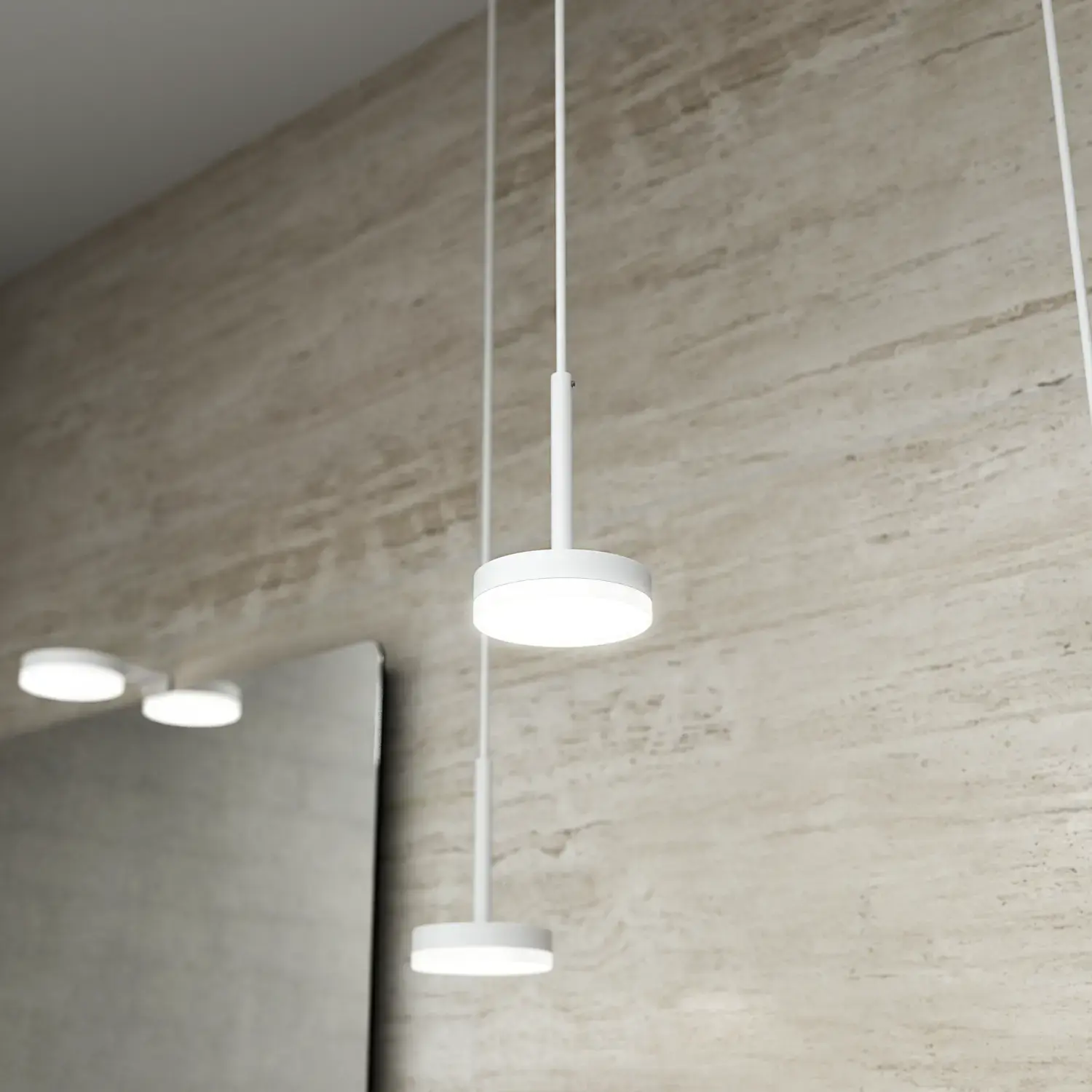 Stijlvolle badkamer met elegante witte plafondlampen en bijpassende lampen boven een stijlvolle spiegel met afgeronde hoeken.