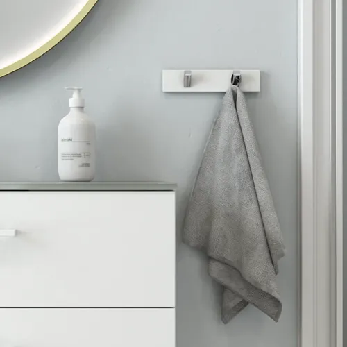 Grote en romantische badkamer met ronde spiegel met goudkleurige rand