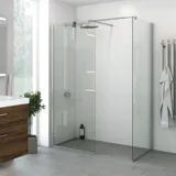 Grote badkamerinspiratie met wastafelmeubel met diepe lade in bruin eiken, mooie dubbele wastafel, elegant spiegelkast met geïntegreerde verlichting en inloopdouche met satijnen details, grote lichte tegels geven een lichte en moderne uitstraling.