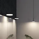 Badkamerinspiratie met moderne zwarte lampen, die de minimalistische en elegante stijl van de badkamer benadrukken met gedimd licht.