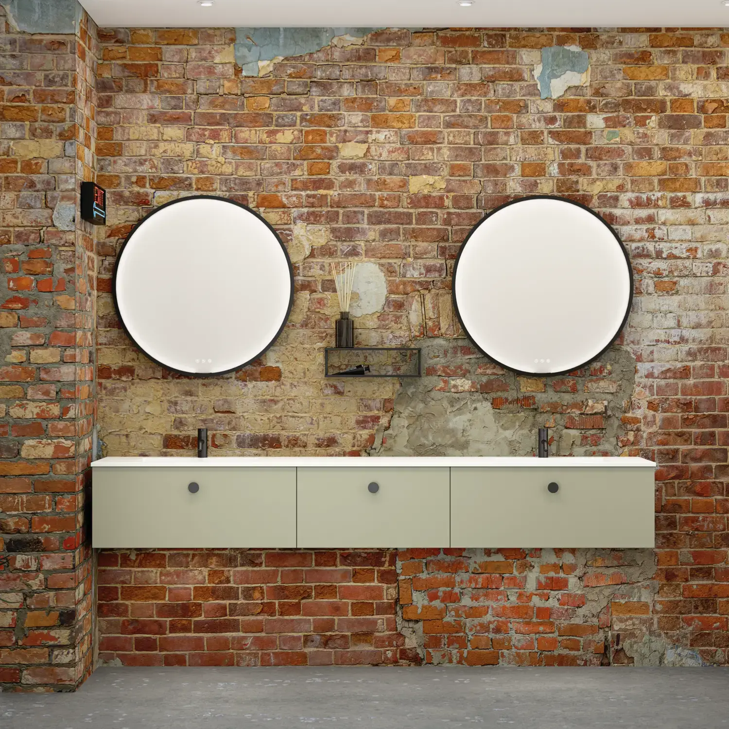 Moderne stoere badkamer in urban stijl. Mooie wastafelkasten en ronde spiegels met zwarte randen