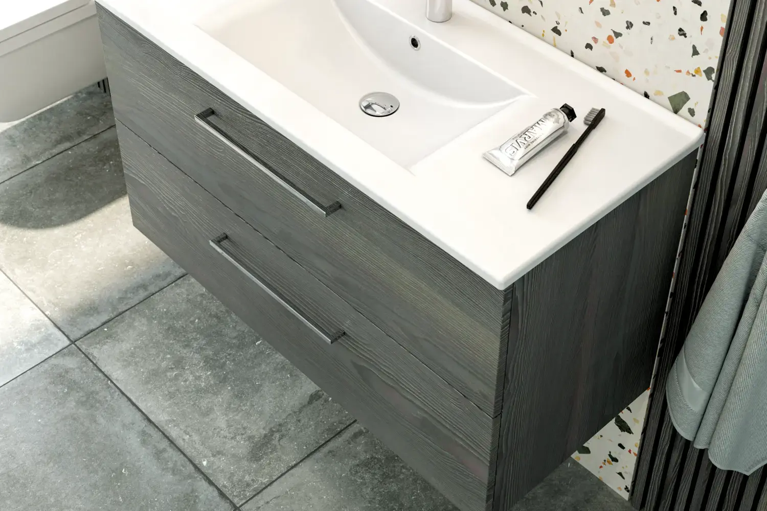 Grote badkamerinspiratie met badkamermeubels in Pine Grey, elegante wastafel en vierkante spiegel met lamp, grote grijze tegels, houten lamellen en wanddecoratie geven een moderne en verfijnde uitstraling.