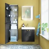 Inspiratie voor een kleine badkamer met badkamermeubels in zwarte structuur met elegante wastafel, praktisch en stijlvol decor en ronde koperen handgrepen, vierkante spiegel met geïntegreerde verlichting voor een moderne look.