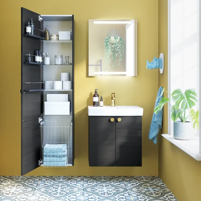 Inspiratie voor een kleine badkamer met badkamermeubels in zwarte structuur met elegante wastafel, praktisch en stijlvol decor en ronde koperen handgrepen, vierkante spiegel met geïntegreerde verlichting voor een moderne look.