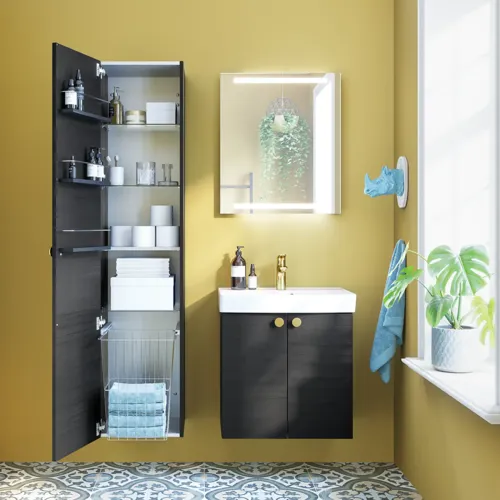 Inspiratie voor een kleine badkamer met badkamermeubels in zwarte structuur met elegante wastafel, praktisch en stijlvol decor en ronde koperen handgrepen, vierkante spiegel met geïntegreerde verlichting voor een moderne look.