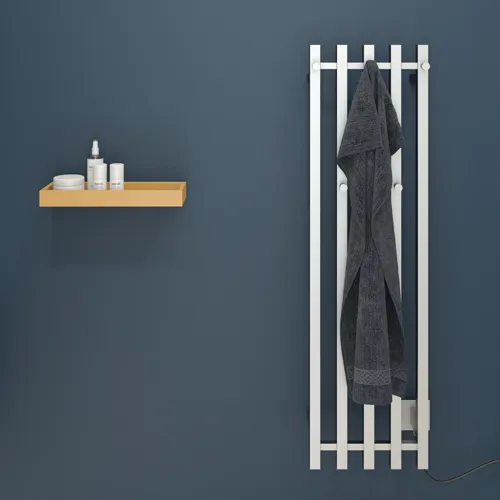 Stijlvolle badkamer met donkerblauwe muren, elektrische handdoekwarmer en gele houten plank.