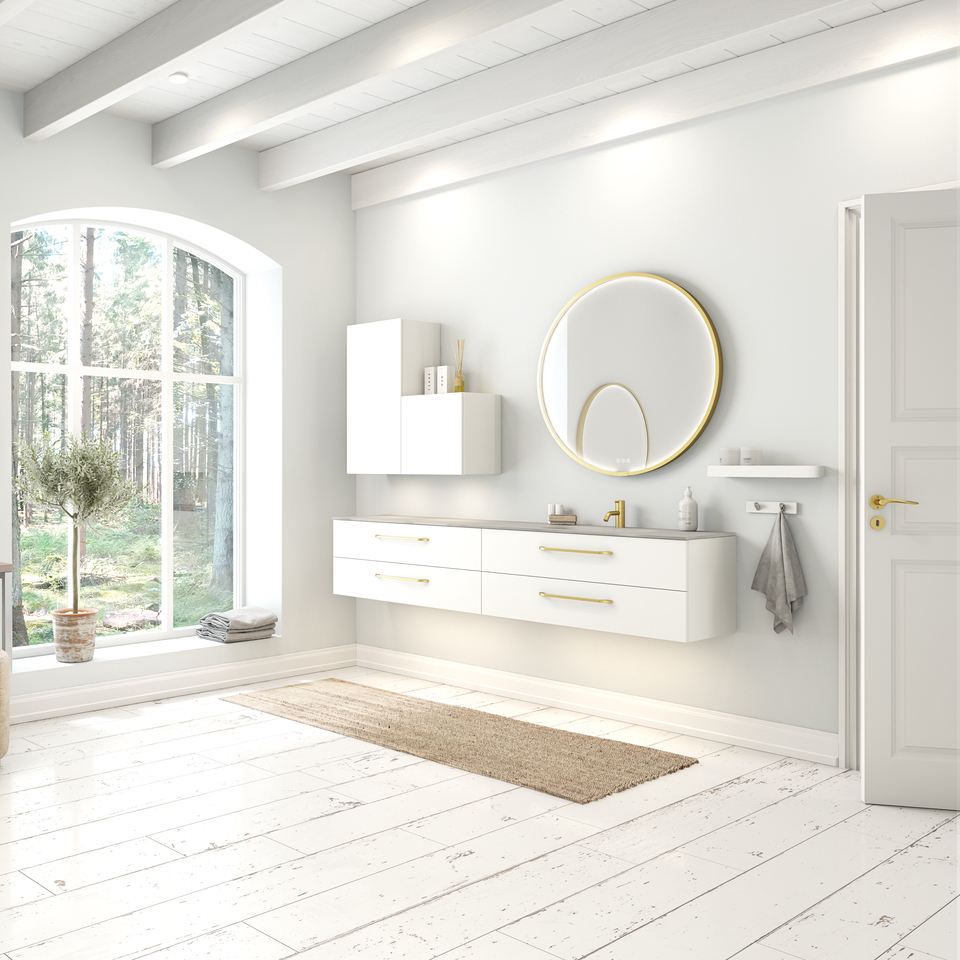 Grote en romantische badkamer met ronde spiegel met goudkleurige rand