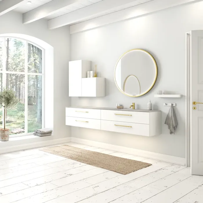 Grote en romantische badkamer met ronde spiegel met goudkleurige rand