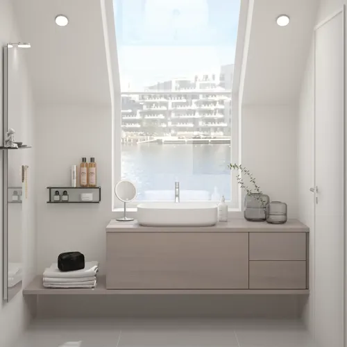 Kleine badkamerinspiratie met op maat gemaakt werkblad, elegante vrijstaande wastafel en vierkante figuurspiegel die een lichte en moderne ruimte creëren.
