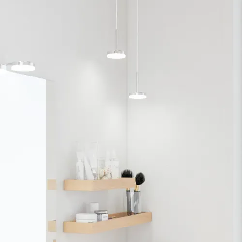 Moderne make-uptafel in Noordse stijl met licht hout, elegante verlichting, vierkante spiegel en opbergplanken die een stijlvolle en functionele ruimte creëren.