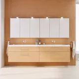 Moderne make-uptafel in Noordse stijl met licht hout, elegante verlichting, spiegel en opbergplanken die een stijlvolle en functionele ruimte creëren.