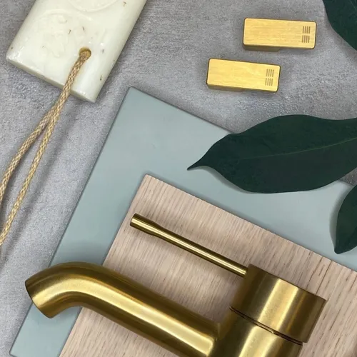 Moodboard voor de badkamer met blauwe tegel, licht houtdecor, messing kraan en messingdetails – een warme en luxe kleurencombinatie.