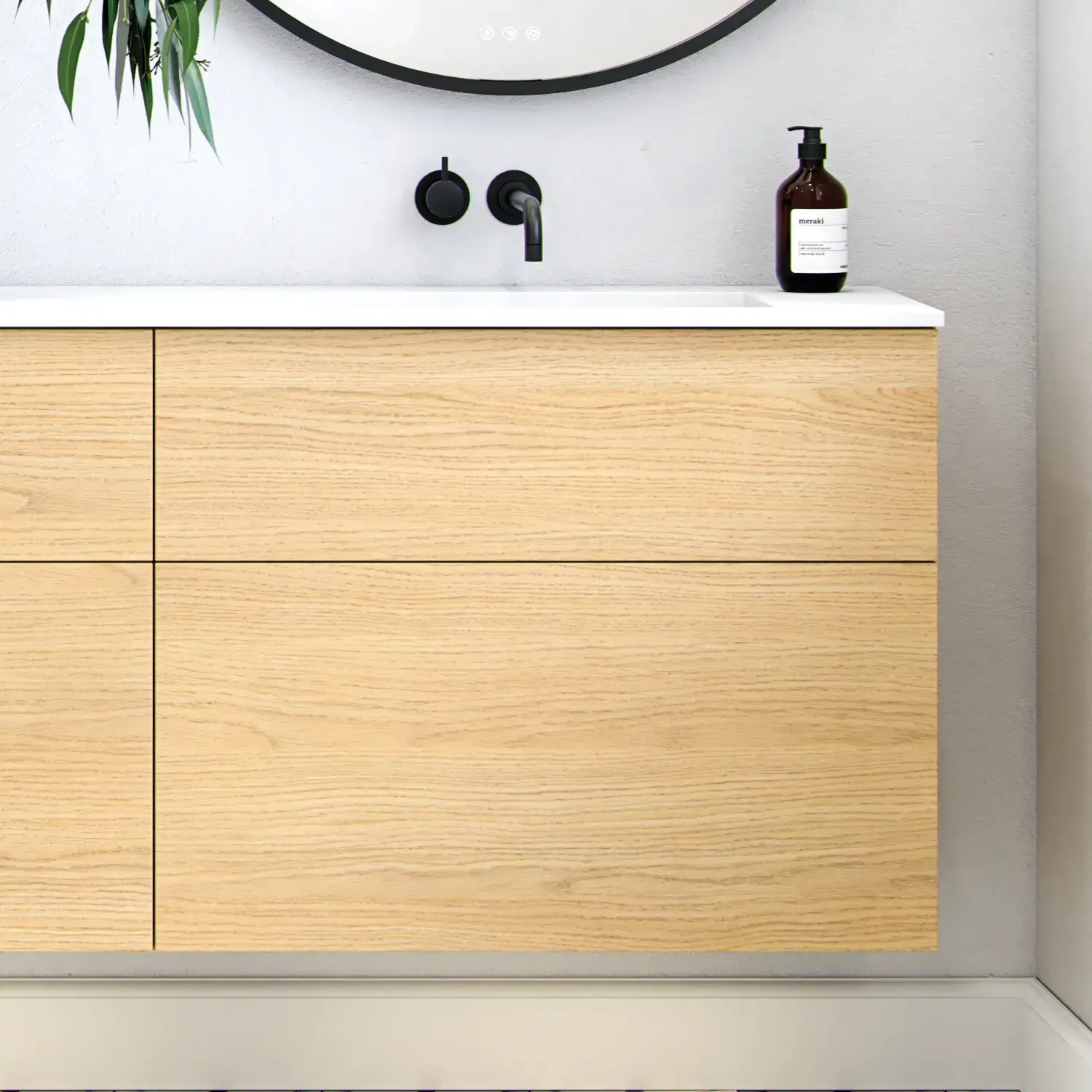 Scandinavische badkamer in hout met mooie ronde spiegels met zwarte randen en veel opbergruimte in het badkamermeubel