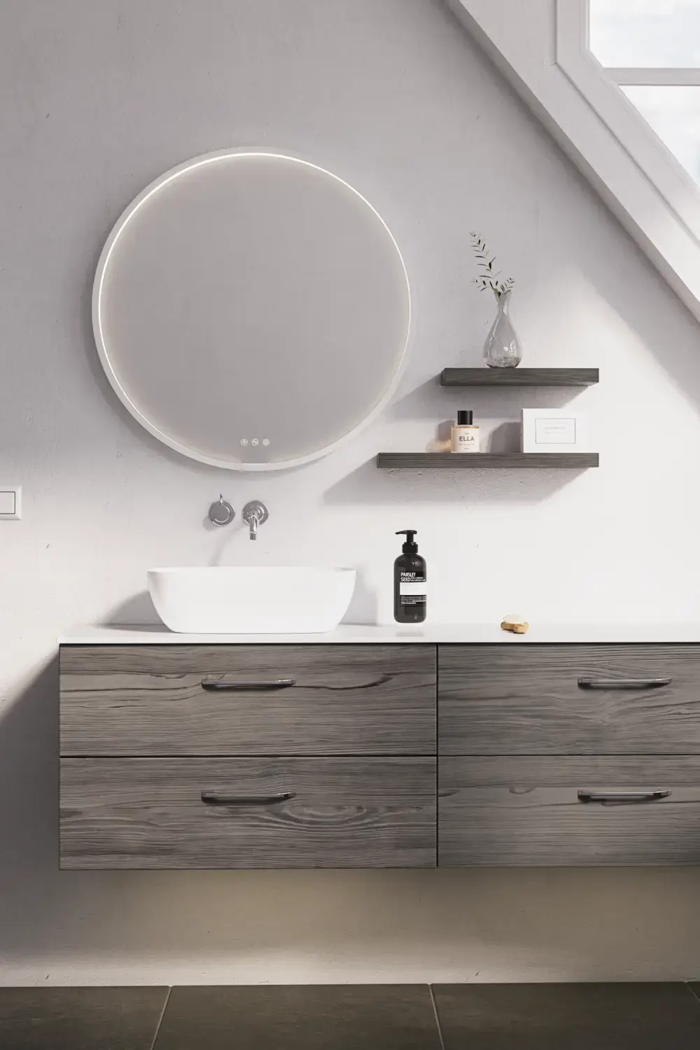 Grote badkamerinspiratie met schuine muren, wastafelmeubel en onderkast in asgrijs, met zijgeplaatst opzetwastafel en elegante ronde spiegel met witte rand, grote grijze tegels die een minimalistische en moderne uitstraling creëren.