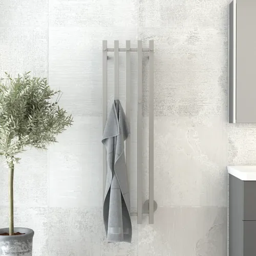 Badkamerinspiratie met een elektrische handdoekwarmer die een praktische oplossing biedt om je handdoeken warm en droog te houden, terwijl het een vleugje elegantie aan je badkamer toevoegt.