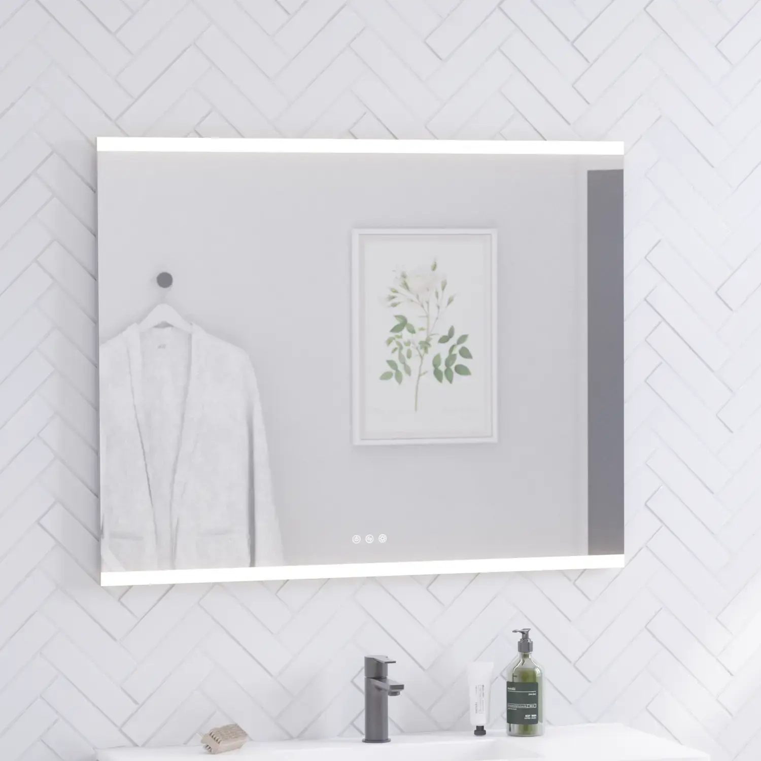 Badkamerinspiratie met een wastafelkast en hoge kasten in zwart eiken, elegante vierkante wastafel en vierkante spiegel met geïntegreerde verlichting, grote witte vloertegels en visgraattegels op de muur die een lichte en moderne uitstraling creëren.