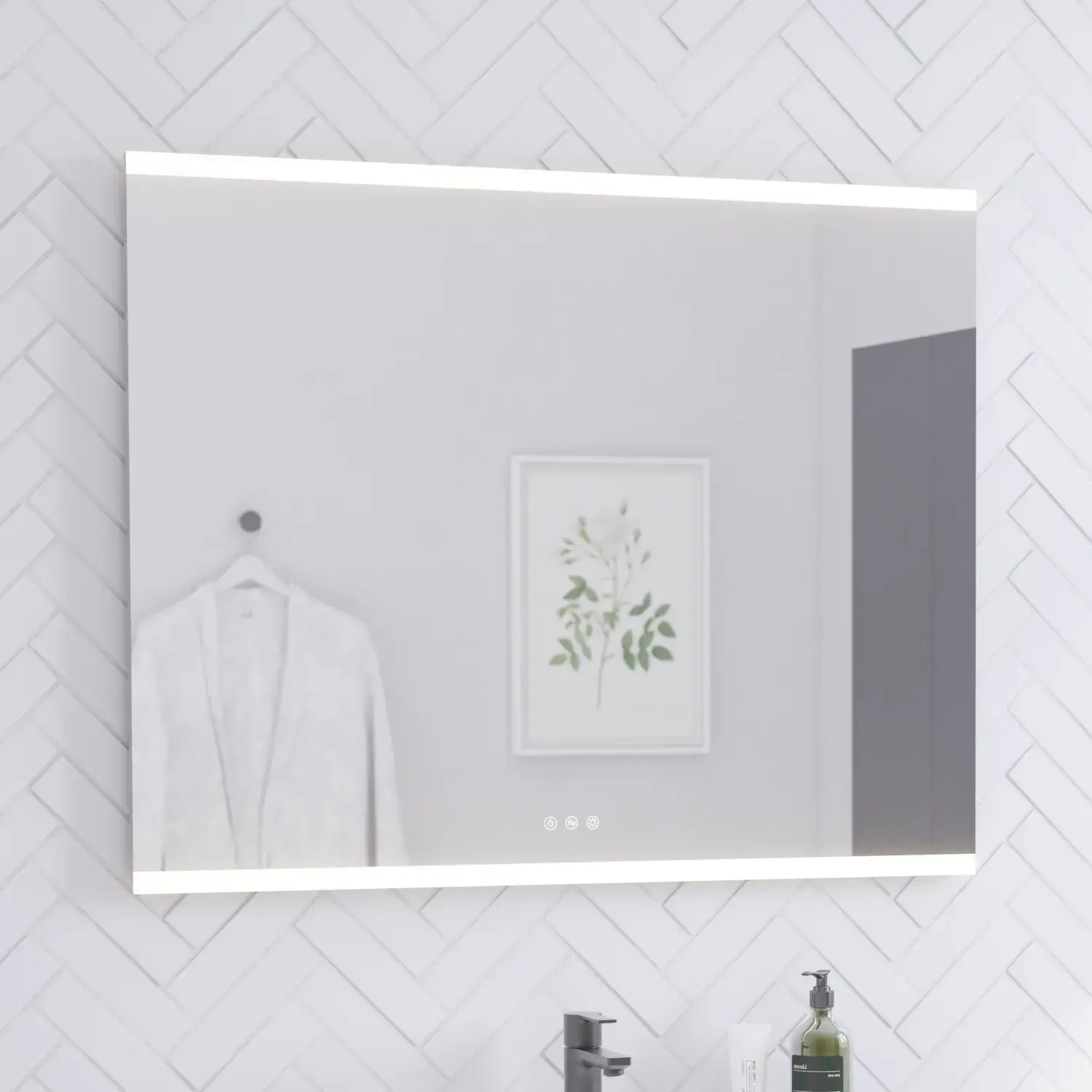 Badkamerinspiratie met een wastafelkast en hoge kasten in zwart eiken, elegante vierkante wastafel en vierkante spiegel met geïntegreerde verlichting, grote witte vloertegels en visgraattegels op de muur die een lichte en moderne uitstraling creëren.