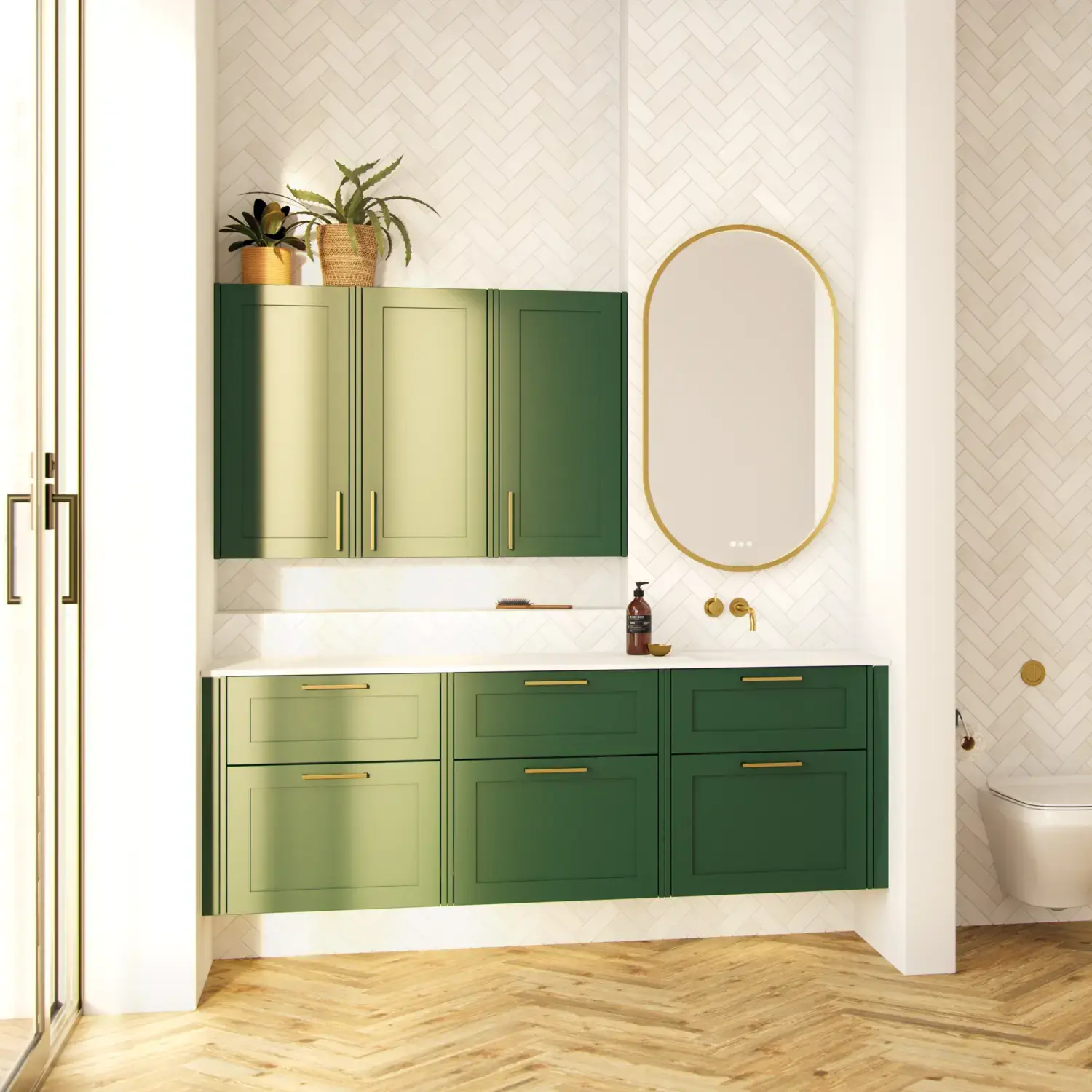 Grote badkamer in groene kleurstelling met wastafelmeubel, ovale spiegel met gouden rand en mooie deuren met