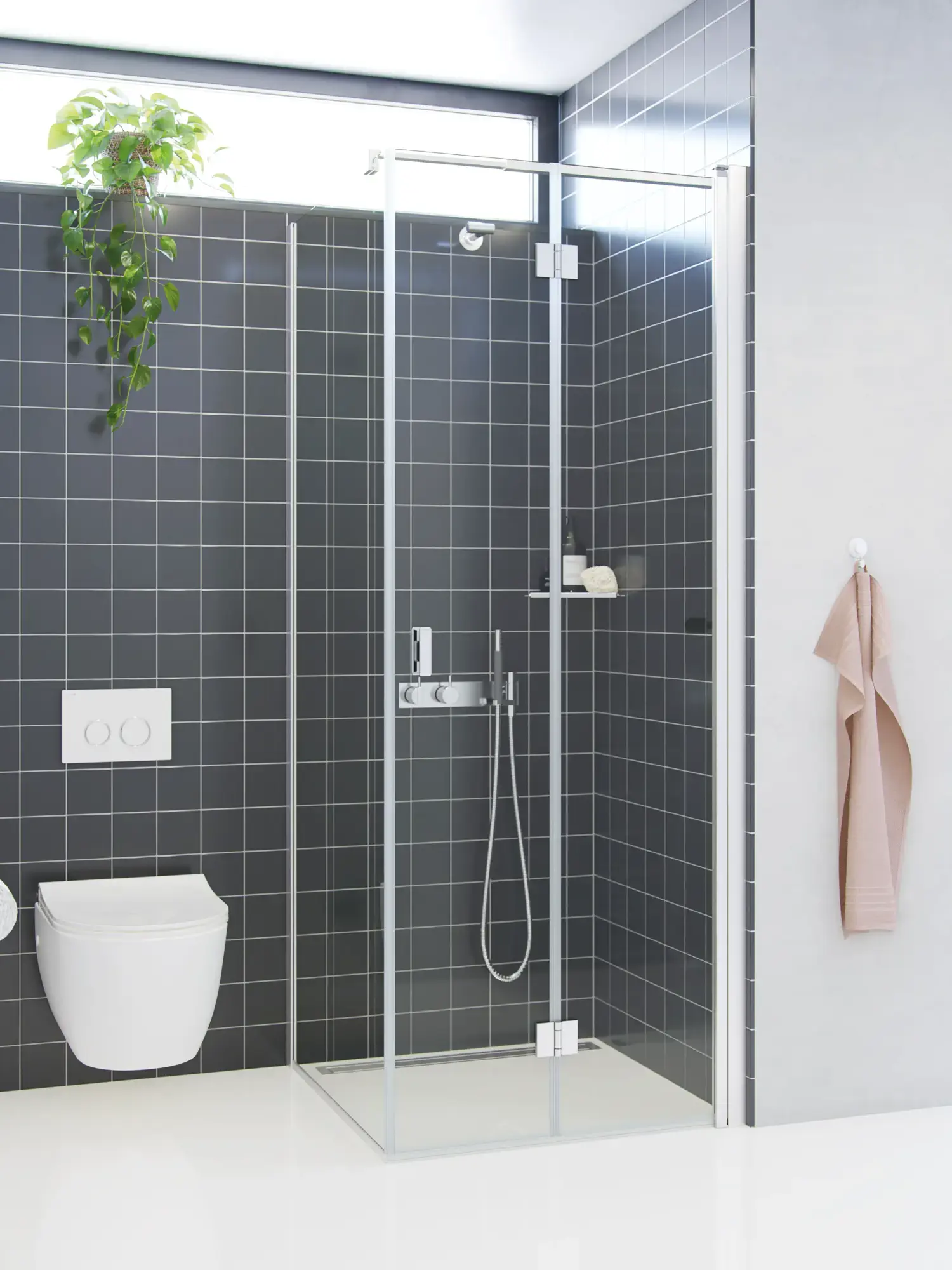 Badkamerinspiratie met een douchescherm met vaste wand en vouwdeur in helder glas en satijn dat een lichte en moderne uitstraling geeft.