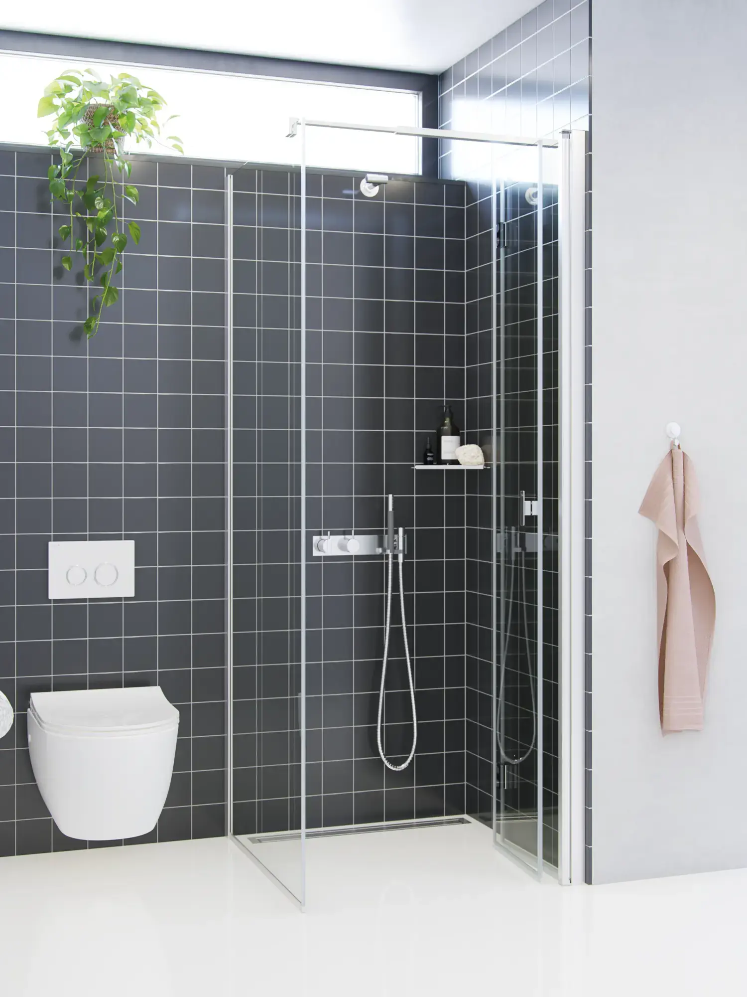 Badkamerinspiratie met een douchescherm met vaste wand en vouwdeur in helder glas en satijn dat een lichte en moderne uitstraling geeft.