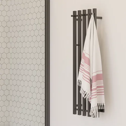 Grote badkamerinspiratie met wit badkamermeubel, vierkante spiegel en douchescherm met klapdeuren met helder glas en profielen in matzwart, evenals een elegant elektrisch verwarmd handdoekenrek.