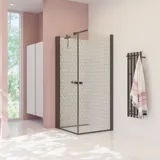 Grote badkamerinspiratie met wit badkamermeubel, vierkante spiegel en douchescherm met klapdeuren met helder glas en profielen in matzwart, evenals een elegant elektrisch verwarmd handdoekenrek.