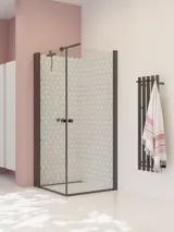 Grote badkamerinspiratie met wit badkamermeubel, vierkante spiegel en douchescherm met klapdeuren met helder glas en profielen in matzwart, evenals een elegant elektrisch verwarmd handdoekenrek.