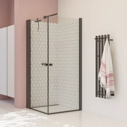 Grote badkamerinspiratie met wit badkamermeubel, vierkante spiegel en douchescherm met klapdeuren met helder glas en profielen in matzwart, evenals een elegant elektrisch verwarmd handdoekenrek.