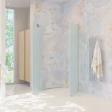 Grote badkamerinspiratie met badkamermeubels in licht hout, vierkante spiegel en douchescherm met scharnierende deuren met ijsglas en profielen in satijn, evenals een elegant elektrisch verwarmd handdoekenrek.