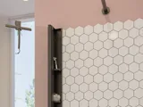 Grote badkamerinspiratie met wit badkamermeubel, vierkante spiegel en douchescherm met klapdeuren met helder glas en profielen in matzwart, evenals een elegant elektrisch verwarmd handdoekenrek.