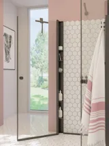 Grote badkamerinspiratie met wit badkamermeubel, vierkante spiegel en douchescherm met klapdeuren met helder glas en profielen in matzwart, evenals een elegant elektrisch verwarmd handdoekenrek.