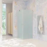 Grote badkamerinspiratie met badkamermeubels in licht hout, vierkante spiegel en douchescherm met scharnierende deuren met ijsglas en profielen in satijn, evenals een elegant elektrisch verwarmd handdoekenrek.