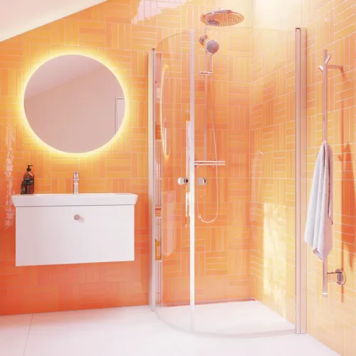 Badkamerinspiratie met white wash kast met ronde spiegel, afgeronde douchedeuren in helder glas en profielen in satijn, met praktische en stijlvolle elektrische handdoekdroger en badkamerplank.