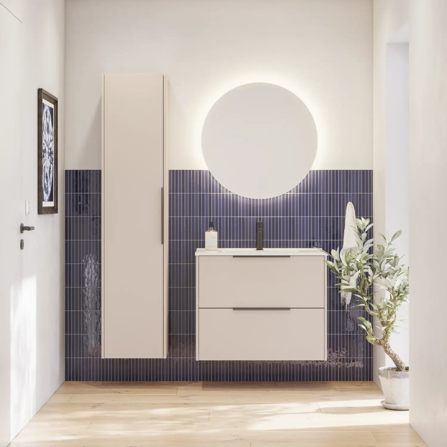 Badkamerinspiratie met langwerpige blauwe tegels, elegant beige badmeubel en hoge kast met zwarte, minimalistische en langwerpige handgrepen en ronde spiegel met licht.