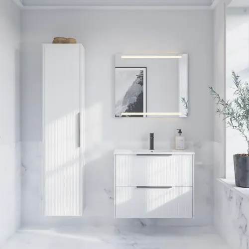 Badkamerinspiratie met marmeren vloeren en muren, elegant wit badmeubel en hoge kast met mooie smalle strepen en minimalistische zwarte langwerpige handgrepen, en moderne vierkante spiegel met verlichting.