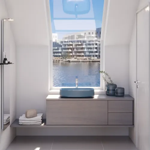 Kleine badkamerinspiratie met op maat gemaakt werkblad, elegante blauwe vrijstaande wastafel en vierkante figuurspiegel die een lichte en moderne ruimte creëren.