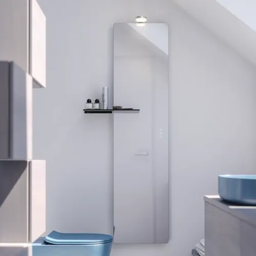 Kleine badkamerinspiratie met op maat gemaakt werkblad, elegante blauwe vrijstaande wastafel en vierkante figuurspiegel die een lichte en moderne ruimte creëren.